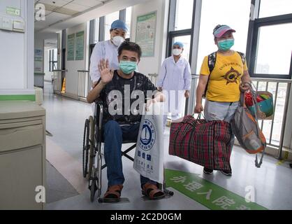 (200617) -- WUHAN, 17 juin 2020 (Xinhua) -- Hu Dingjiang fait l'adieu à l'hôpital pulmonaire de Wuhan à Wuhan, dans la province de Hubei, au centre de la Chine, le 17 juin 2020. Hu Dingjiang, 40 ans, un patient COVID-19 retrouvé, a quitté l'hôpital pulmonaire de Wuhan mercredi après avoir reçu un traitement médical et une formation de réadaptation pendant plus de 100 jours. Il a reçu un diagnostic de maladie début février et a été hospitalisé dans le service de soins intensifs comme l'un des 81 cas graves de COVID-19 à l'hôpital. Les fonctions de ses poumons ont été récupérées le 5 avril avec 40 jours d'oxygénation extracorporelle sur membrane (ECMO Banque D'Images