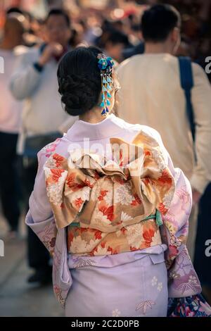 Kyoto, Japon - 10 novembre : Retour de japonaise en kimono avec la ceinture obi liée. Il y a dix manières de lier un obi, et les différents noeuds sont adaptés aux t Banque D'Images