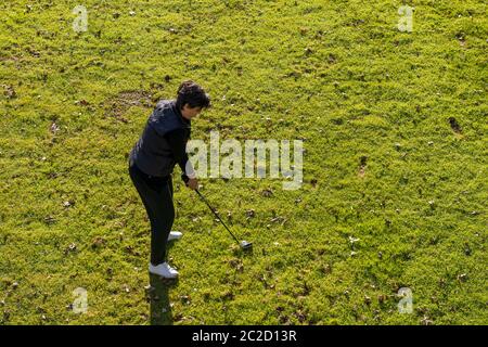 Vue aérienne sur un golfeur prendre un cliché sur Fairway. Banque D'Images