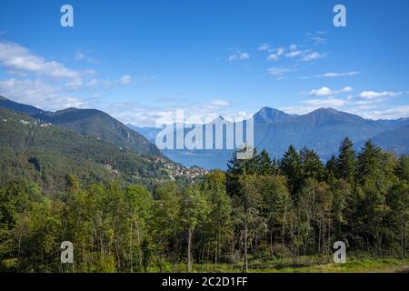 Vue panoramique sur le village de Menaggio et le lac de Côme avec la montagne en Lombardie, Italie. Banque D'Images