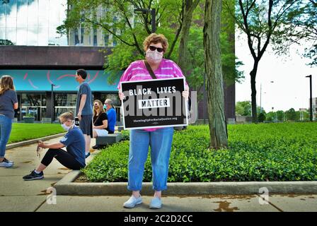 Dayton, Ohio, États-Unis 30/05/2020 les manifestants en manque de vie se rassemblent en portant des panneaux et en portant des masques Banque D'Images