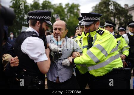 La police a arrêté un homme après qu'il s'est présenté devant la voiture du Premier ministre Boris Johnson alors qu'il quittait le Parlement, Westminster. L'homme, qui manifestait au sujet de l'opération de la Turquie contre les rebelles kurdes dans le nord de l'Irak, a été emmené au Palais de Westminster par des officiers. Banque D'Images