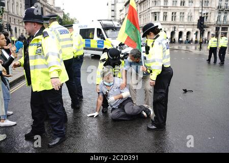 La police a arrêté un homme après qu'il s'est présenté devant la voiture du Premier ministre Boris Johnson alors qu'il quittait le Parlement, Westminster. L'homme, qui manifestait au sujet de l'opération de la Turquie contre les rebelles kurdes dans le nord de l'Irak, a été emmené au Palais de Westminster par des officiers. Banque D'Images
