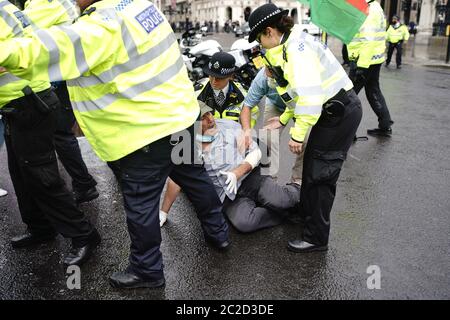 La police a arrêté un homme après qu'il s'est présenté devant la voiture du Premier ministre Boris Johnson alors qu'il quittait le Parlement, Westminster. L'homme, qui manifestait au sujet de l'opération de la Turquie contre les rebelles kurdes dans le nord de l'Irak, a été emmené au Palais de Westminster par des officiers. Banque D'Images