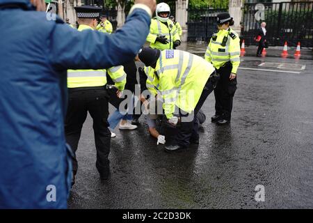 La police a arrêté un homme après qu'il s'est présenté devant la voiture du Premier ministre Boris Johnson alors qu'il quittait le Parlement, Westminster. L'homme, qui manifestait au sujet de l'opération de la Turquie contre les rebelles kurdes dans le nord de l'Irak, a été emmené au Palais de Westminster par des officiers. Banque D'Images