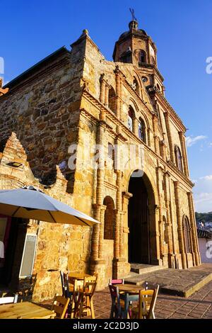 Vue sur l'église de San Joaquin dans la municipalité de Curiti, Santander, Colombie Banque D'Images