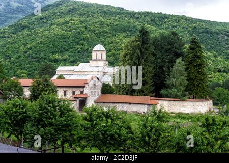 Monastère de Visoki Decani paysage entouré de montagnes au Kosovo Banque D'Images