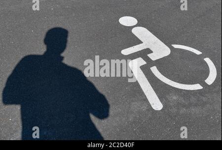 Ludwigsfelde, Allemagne. 17 juin 2020. Un pictogramme pour une place de stationnement pour handicapés et une ombre d'une personne peuvent être vus sur l'asphalte. Credit: Patrick Pleul/dpa-Zentralbild/ZB/dpa/Alay Live News Banque D'Images