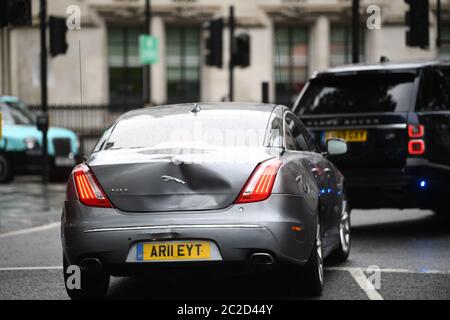 Dommage à la voiture du Premier ministre Boris Johnson après qu'un homme s'est présenté devant lui alors qu'il a quitté le Parlement, Westminster. Cet homme, qui manifestait au sujet de l'opération de la Turquie contre les rebelles kurdes dans le nord de l'Irak, a été arrêté par un policier et emmené au Palais de Westminster. Banque D'Images