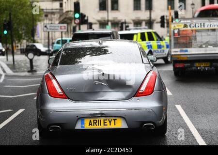 Dommage à la voiture du Premier ministre Boris Johnson après qu'un homme s'est présenté devant lui alors qu'il a quitté le Parlement, Westminster. Cet homme, qui manifestait au sujet de l'opération de la Turquie contre les rebelles kurdes dans le nord de l'Irak, a été arrêté par un policier et emmené au Palais de Westminster. Banque D'Images