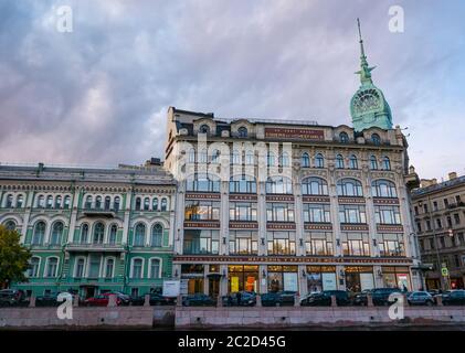 Grand magasin art nouveau au Pont Rouge au crépuscule avec ciel coloré, Moika Embankment, Saint-Pétersbourg, Russie Banque D'Images