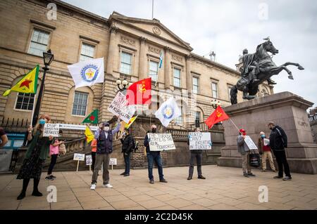 Des membres de la communauté kurde d'Écosse lors d'une manifestation à Edimbourg pour protester contre les raids aériens turcs en Irak. Banque D'Images