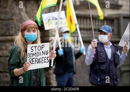 Des membres de la communauté kurde d'Écosse lors d'une manifestation à Edimbourg pour protester contre les raids aériens turcs en Irak. Banque D'Images