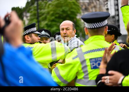 La police a arrêté un homme après qu'il s'est présenté devant la voiture du Premier ministre Boris Johnson alors qu'il quittait le Parlement, Westminster. L'homme, qui manifestait au sujet de l'opération de la Turquie contre les rebelles kurdes dans le nord de l'Irak, a été emmené au Palais de Westminster par des officiers. Banque D'Images