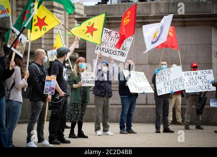 Des membres de la communauté kurde d'Écosse lors d'une manifestation à Edimbourg pour protester contre les raids aériens turcs en Irak. Banque D'Images