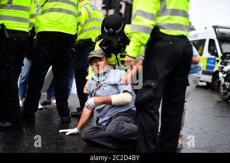 La police a arrêté un homme après qu'il s'est présenté devant la voiture du Premier ministre Boris Johnson alors qu'il quittait le Parlement, Westminster. L'homme, qui manifestait au sujet de l'opération de la Turquie contre les rebelles kurdes dans le nord de l'Irak, a été emmené au Palais de Westminster par des officiers. Banque D'Images