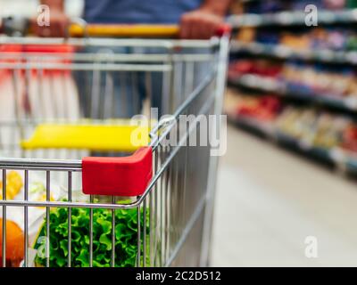 chariot dans l'allée du supermarché, espace de copie Banque D'Images
