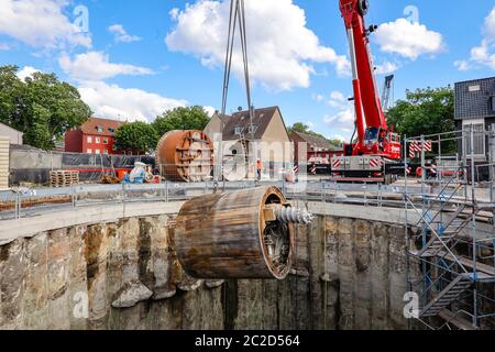 Essen, région de la Ruhr, Rhénanie-du-Nord-Westphalie, Allemagne - Construction d'un nouvel égout sur le fleuve Berne, grue robuste pendant l'excavation de la tunn Banque D'Images