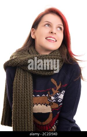 Portrait d'une belle jeune fille heureux Noël en chandail et une écharpe en tricot, isolé sur fond blanc. Banque D'Images