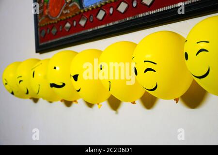 Ballons décoration sur le mur, emoji visages sur les ballons Banque D'Images