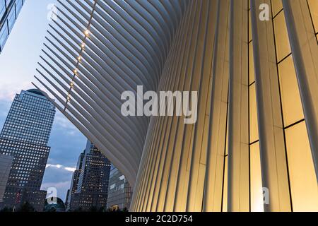 New York City / USA - AOÛT 22 2018 : détail extérieur du centre de transport du World Trade Center Oculus au coucher du soleil Banque D'Images