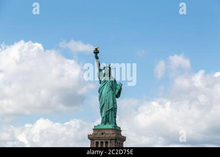New York City / USA - AOÛT 22 2018: La statue de la liberté dans le ciel bleu clair vue de la rivière Banque D'Images