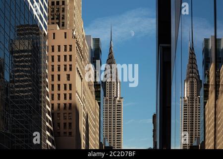 New York City / USA - NOVEMBRE 27 2017: Chrysler Building avec vue sur la lune de la 42e rue au coucher du soleil Banque D'Images