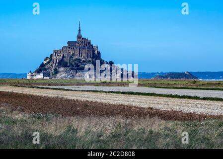 Vue éloignée sur le Mont Saint Michel qui sort sur l'horizon Banque D'Images