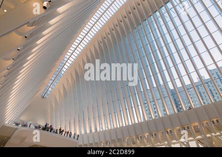 New York City / USA - AOÛT 22 2018: World Trade Center Transportation Hub vue de l'intérieur d'Oculus au coucher du soleil Banque D'Images