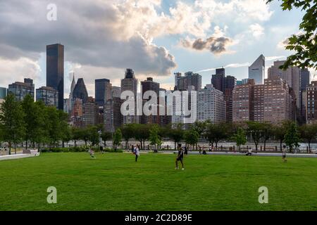 New York / USA - 27 juil 2018 : Manhattan Midtown vue depuis Roosevelt Island Banque D'Images