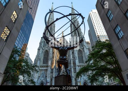 New York / USA - JUL 19 2018: Cathédrale Saint-Patrick et Statue de l'Atlas, un compagnon de Prométhée, à l'extérieur du Roc Banque D'Images