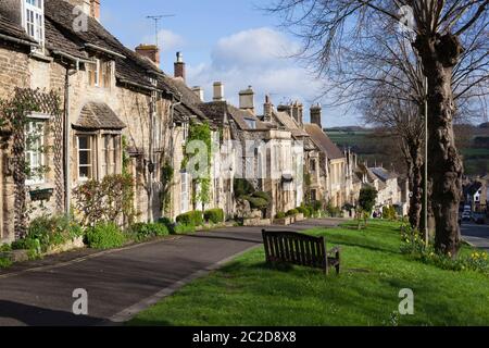 Cotswold chalets le long de la colline, Cotswolds, Burford, Oxfordshire, Angleterre, Royaume-Uni, Europe Banque D'Images