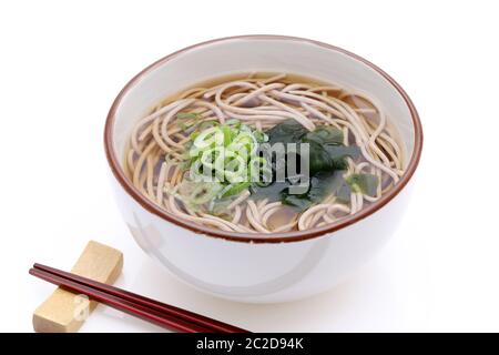 Japanese Kake soba dans un bol en céramique sur fond blanc Banque D'Images