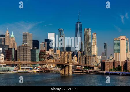 Brooklyn, NY / USA - JUL 31 2018 : Lower Manhattan Skyline en plein jour tôt le matin Banque D'Images