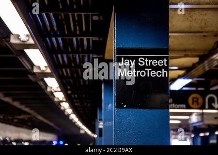 Brooklyn, NY / USA - JUL 31 2018 : panneau de métro Jay Street Metro Tech Banque D'Images