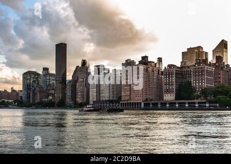 New York City / USA - JUL 27 2018: Gratte-ciels et bâtiments de Midtown Manhattan vue de l'est de la rivière Banque D'Images