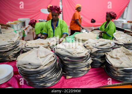 ÉTHIOPIE , Southern Nations, Hawassa ou Awasa, Hawassa Industrial Park, construit en chine pour le gouvernement éthiopien pour attirer des investisseurs étrangers avec des loyers bas et libres d'impôt pour établir une industrie textile et créer des milliers de nouveaux emplois, taïwanais entreprise Everest textile Co. Ltd. , travailleurs cantine, injera déjeuner pour les travailleurs, Injera est le pain traditionnel de pâte plate ronde de la farine Teff Banque D'Images