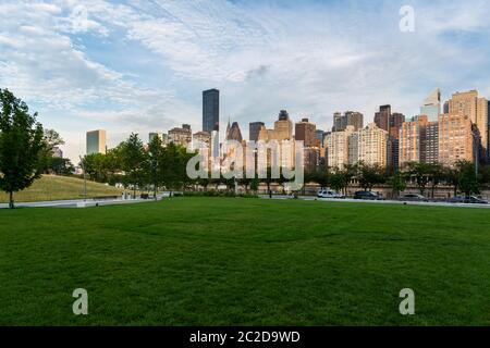 New York / USA - 31 juil 2018 : Manhattan immeubles, gratte-ciel et les appartements vue depuis Roosevelt Island au lever du soleil Banque D'Images