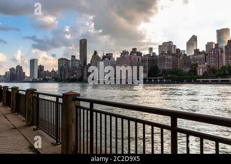 New York City / USA - JUL 27 2018: Gratte-ciels et bâtiments de Midtown Manhattan vue de l'est de la rivière Banque D'Images