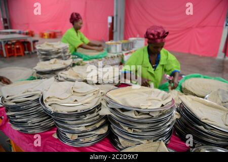 ÉTHIOPIE , Southern Nations, Hawassa ou Awasa, Hawassa Industrial Park, construit en chine pour le gouvernement éthiopien pour attirer des investisseurs étrangers avec des loyers bas et libres d'impôt pour établir une industrie textile et créer des milliers de nouveaux emplois, taïwanais entreprise Everest textile Co. Ltd. , travailleurs cantine, injera déjeuner pour les travailleurs, Injera est le pain traditionnel de pâte plate ronde de la farine Teff Banque D'Images