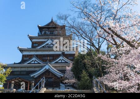 Le château d'Hiroshima est un château situé à Hiroshima, au Japon. Il a été construit dans les années 1590, mais a été détruit par l'attentat à la bombe atomique le 6 août 1945. C'était r Banque D'Images