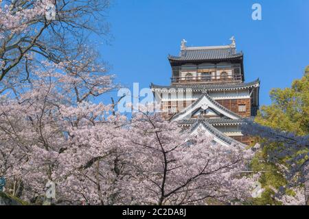 Le château d'Hiroshima est un château situé à Hiroshima, au Japon. Il a été construit dans les années 1590, mais a été détruit par l'attentat à la bombe atomique le 6 août 1945. C'était r Banque D'Images