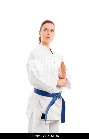 Un portrait d'une belle jeune fille dans un kimono en position budo, isolé sur fond blanc. Banque D'Images