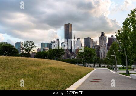 New York / USA - 27 juil 2018 : Manhattan Midtown vue depuis Roosevelt Island Banque D'Images