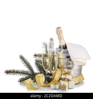 Encore plus de vie avec une bouteille de champagne refroidie dans un seau avec glace, deux flûtes à champagne complètes et des décorations de Noël isolées sur un fond blanc Banque D'Images