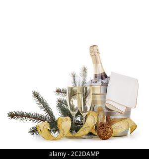 Encore plus de vie avec une bouteille de champagne refroidie dans un seau avec glace, deux flûtes à champagne complètes et des décorations de Noël isolées sur un fond blanc Banque D'Images