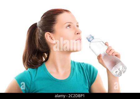 L'eau est la vie. Belle jeune fille de l'eau potable après son entraînement, isolé sur fond blanc Banque D'Images