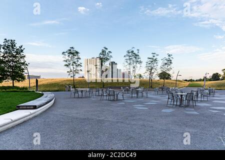 New York / USA - 31 juil 2018 : Le Centre de Bloomberg sur Roosevelt Island à tôt le matin Banque D'Images