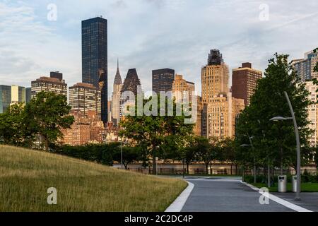 New York / USA - 31 juil 2018 : Manhattan immeubles, gratte-ciel et les appartements vue depuis Roosevelt Island au lever du soleil Banque D'Images