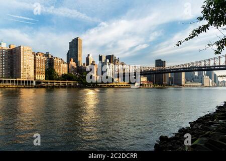 New York City / USA - JUL 31 2018 : pont Queensboro et vue sur le centre-ville depuis Roosevelt Island en début de matinée Banque D'Images